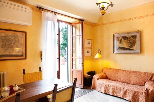un soggiorno con divano e tavolo di Poggio Imperiale Apartments a Firenze
