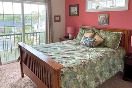 Un dormitorio con una cama y un balcón. en Minutes to the Beach 5 Bedrooms 4 Bath Pool House, Stunning Marsh View, en Myrtle Beach