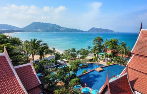 een luchtfoto van een resort met een zwembad en de oceaan bij Novotel Phuket Resort in Patong Beach