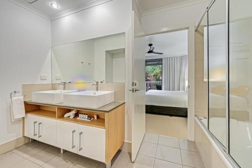 Phòng tắm tại 1104 and 1105 Oaks Resort