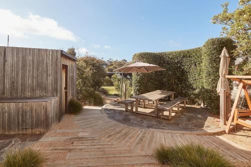 Κήπος έξω από το Golden Gully Beach Shack - A Relaxed Oceanfront Stay