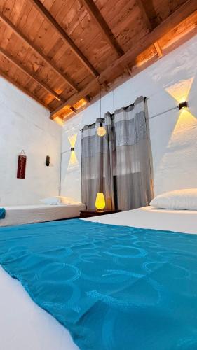 a room with two beds with blue water on them at Cabaña ideal 5-9 personas cocina, wifi, cerca al parque y campestre in Jardin