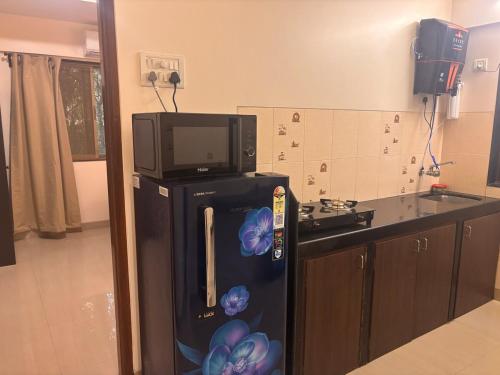 Kuchyň nebo kuchyňský kout v ubytování Tamarind House 2BHK Off Carter Rd Bandra West