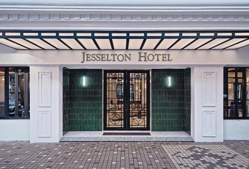 una entrada a un hotel con las puertas abiertas en The Jesselton Hotel, en Kota Kinabalu