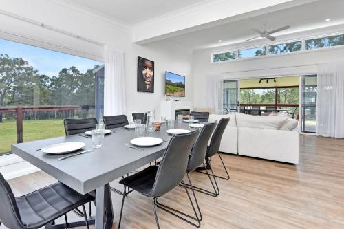 Imagen de la galería de Magpie Three- Two for Joy Estate. 2.5 Bathrooms sleeping 6, en Greta