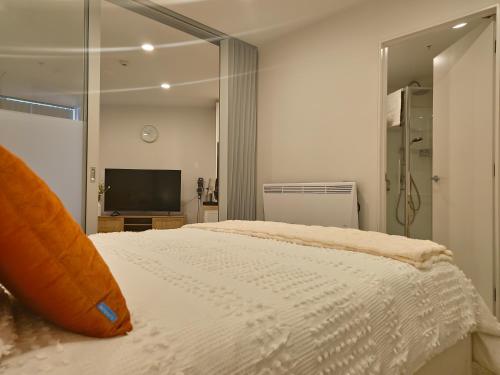 Postel nebo postele na pokoji v ubytování Cosmo Quarters - City Apartment with Pool & Spa