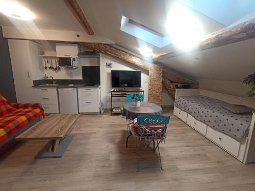 Photo de la galerie de l'établissement Studio pour 2 avec ascenseur et WIFI, proche de la gare à Sète - FR-1-338-602, à Sète