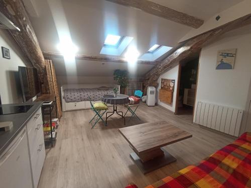 Photo de la galerie de l'établissement Studio pour 2 avec ascenseur et WIFI, proche de la gare à Sète - FR-1-338-602, à Sète