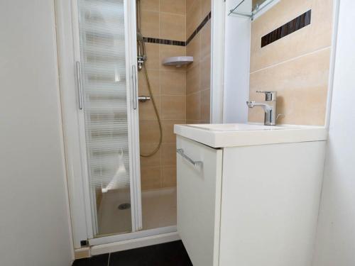 une salle de bain avec un lavabo et une douche dans l'établissement Maison 8 personnes, près de la mer, animaux admis - FR-1-705-100, aux Mathes