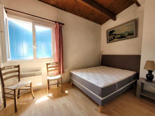 une chambre avec un lit, une chaise et une fenêtre dans l'établissement Maison 8 personnes, près de la mer, animaux admis - FR-1-705-100, aux Mathes