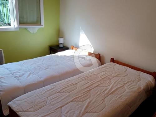 - une chambre avec un lit et une lampe dans l'établissement Pavillon 4 pers au cœur d'un parc à Jard-sur-Mer - FR-1-357-336, à Jard-sur-Mer