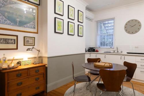Η κουζίνα ή μικρή κουζίνα στο The Pavilion End - Central Paddington Apartment