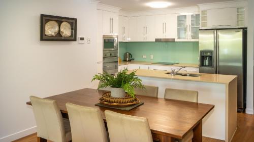 Una cocina o cocineta en Waters Edge Apartment Cairns