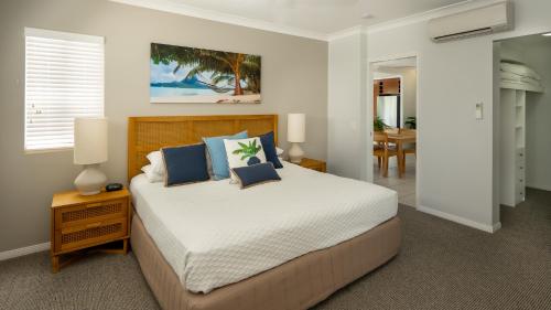 Una cama o camas en una habitación de Waters Edge Apartment Cairns