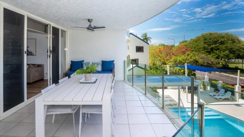 La alberca dentro o cerca de Waters Edge Apartment Cairns