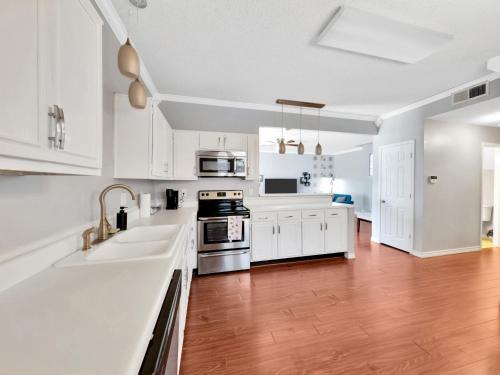Dapur atau dapur kecil di Frisco Retreat by The Star & Toyota Stadium!