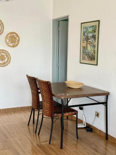 a dining room table and chairs in a room at Best location ! Apt privado 2 hab con AC Completamente equipado en Asuncion in Asuncion