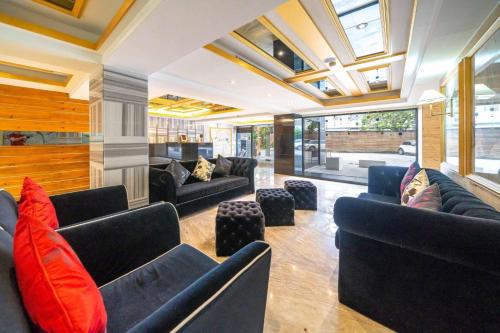 a living room with black couches and red pillows at 沐棧行旅-花蓮Muchan Hotel-Hualien in Jian