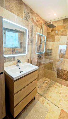 une salle de bain avec un lavabo et une douche dans l'établissement 3P 72m2 Climatisé Vue exceptionnelle Cathédrale St Nicolas et Mer, à Nice