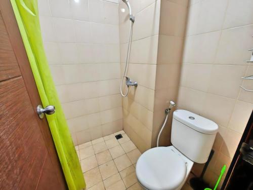 Ένα μπάνιο στο Cozy 2BR Sudirman Suites Bandung with Pool, Gym & WiFi