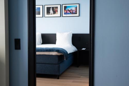 a bedroom with a bed and a mirror at Crowne Plaza Antwerpen by IHG in Antwerp