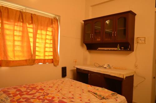 Una televisión o centro de entretenimiento en 2BHK City View Calicut