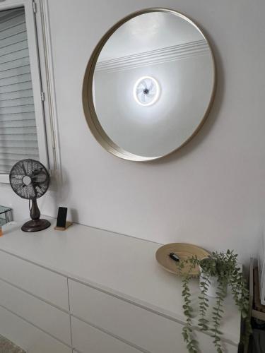 - un miroir sur un mur blanc dans l'établissement Small apartment in Nice, à Nice