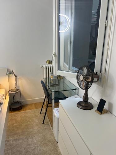 Cette chambre dispose d'un bureau, d'un ventilateur et d'une fenêtre. dans l'établissement Small apartment in Nice, à Nice