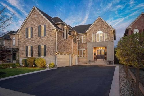 Φωτογραφία από το άλμπουμ του Spacious 2-BDRM Modern Retreat - Minutes from Pearson Airport σε Μπράμπτον