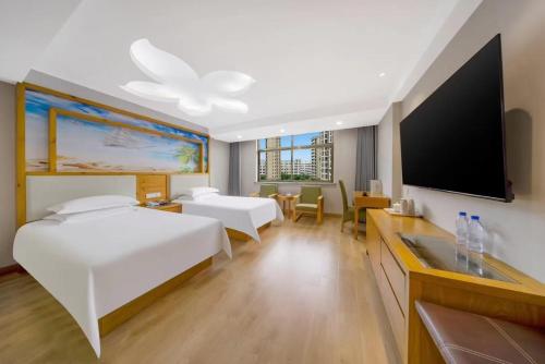 Postel nebo postele na pokoji v ubytování Yiwu Ruifeng Hotel
