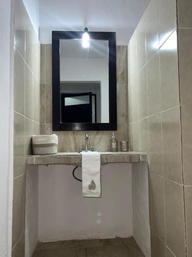 a bathroom with a sink and a mirror at departamento sisal 1 in Valladolid