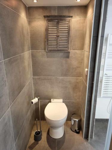 Ένα μπάνιο στο Gite et espace bien-être piscine, sauna, jacuzzi