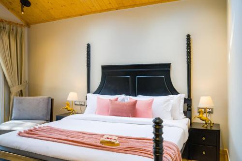 Postel nebo postele na pokoji v ubytování ELIVAAS Sirmour Baag Cottages