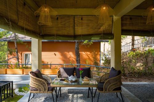 Balkón nebo terasa v ubytování ELIVAAS Sirmour Baag Cottages