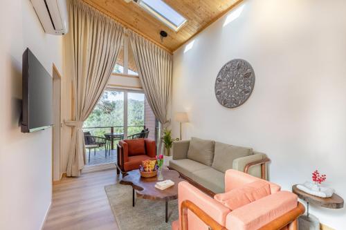TV a/nebo společenská místnost v ubytování ELIVAAS Sirmour Baag Cottages