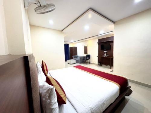 TV a/nebo společenská místnost v ubytování "Kashi Residency" Best Hotel in Varanasi with free wifi and Air Conditioning Room