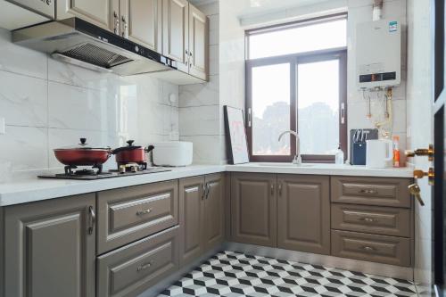a kitchen with a stove with a pot on the stove at [Roader] Wuhan Jianghan District, Xinhua Road in Wuhan