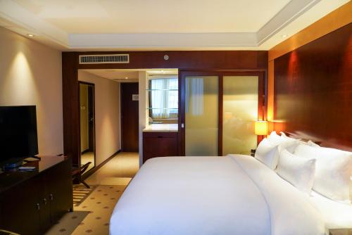 Postel nebo postele na pokoji v ubytování Radisson Collection Hyland Shanghai