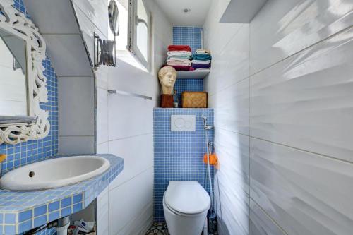 une petite salle de bain avec toilettes et lavabo dans l'établissement Historic paris charme, à Paris