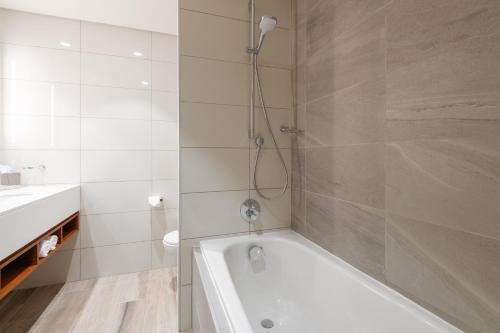 Bilik mandi di Hilton Garden Inn Windhoek
