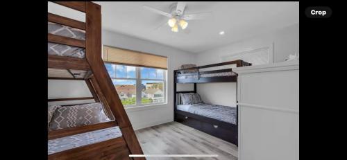 Habitación con 3 literas y ventilador de techo. en Stunning vacation rental one block from the beach., en Seaside Heights