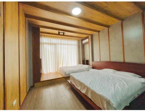 a bedroom with two beds and a window at BIRD HOUSE resort in Hữu Biêt