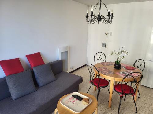 un salon avec un canapé et une table dans l'établissement Le Kiowas CARNON PLAGE, à Carnon-Plage