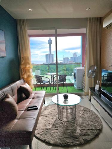 Ruang duduk di 1 bed condo with seaview