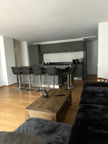 un salon avec un canapé et une table dans l'établissement Reine Astrid Palm Beach, à Cannes