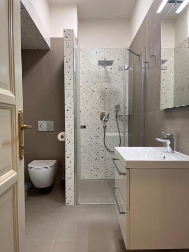 Un baño de Pearl Bee Deluxe Suites