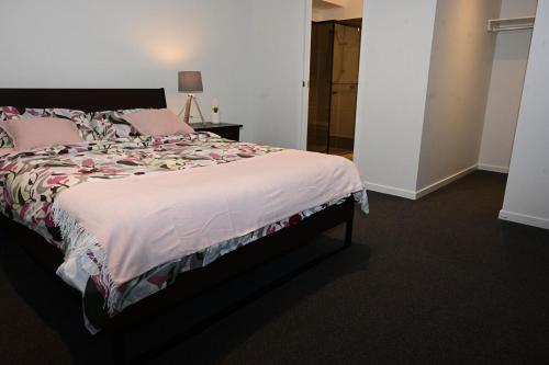 Postel nebo postele na pokoji v ubytování New Spacious 4 Bedroom Retreat fully air conditioned in Loganholme