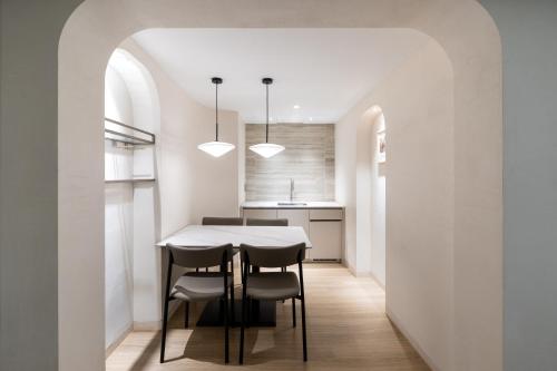 a kitchen and dining room with a table and chairs at Eliena Hotel Seoul Gangnam in Seoul
