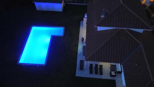 - une vue sur la piscine la nuit dans l'établissement Villa d'exception à louer pour vos vacances, à Pollestres