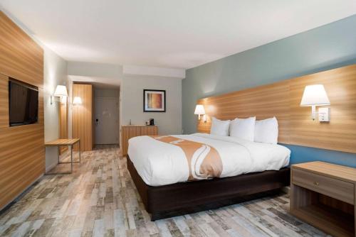 Кровать или кровати в номере Quality Inn Fort Walton Beach - Destin West